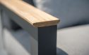 Close up van een teak houten armlegger van een tuinstoel.