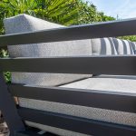 Zijaanzicht van een aluminium loungebank.