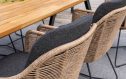 Tuinstoelen bij een houten tuintafel