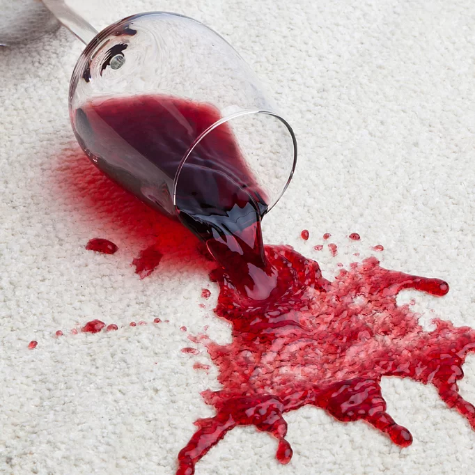 Omgevallen wijnglas over loungeset