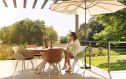 Hartman Le Soleil element dining tuinstoel | Wit/Taupe onder een parasol