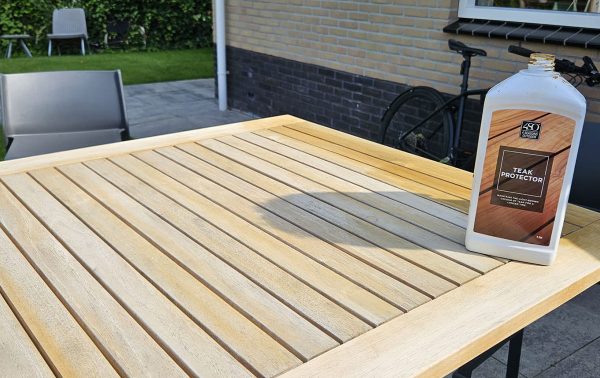 Tafel gedeeltelijk behandeld met Teak protector