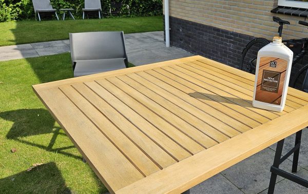 Tafel behandeld met Teak protector