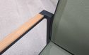 Chill out Aria stapelstoel met teak armleuning detail