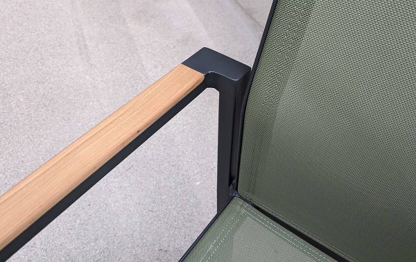 Chill out Aria stapelstoel met teak armleuning detail