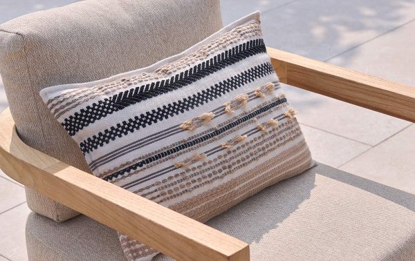Hartman sierkussen 60x40cm - Rafael Linen op een loungestoel