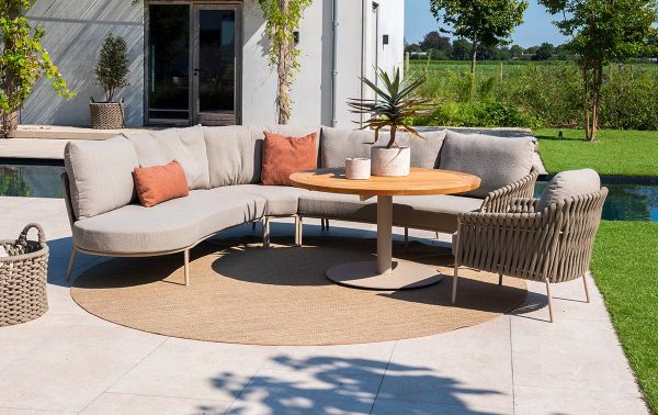 4 Seasons Outdoor Comino loungeset op een zonnig terras met een outdoor vloerkleed