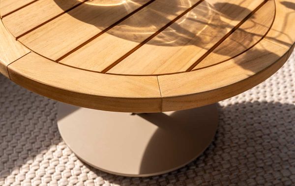 Detail van een teakhouten tafelblad voor buiten