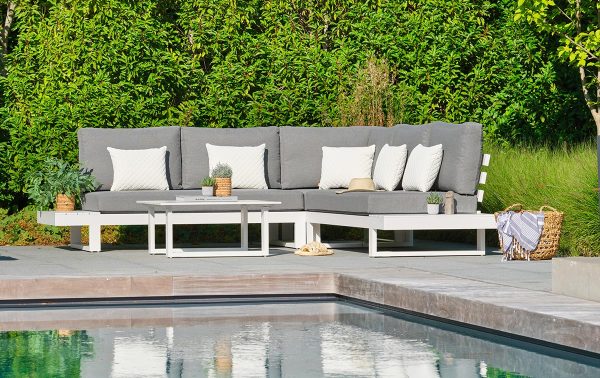 Life Outdoor Living Ibiza loungeset wit op een zonnig terras
