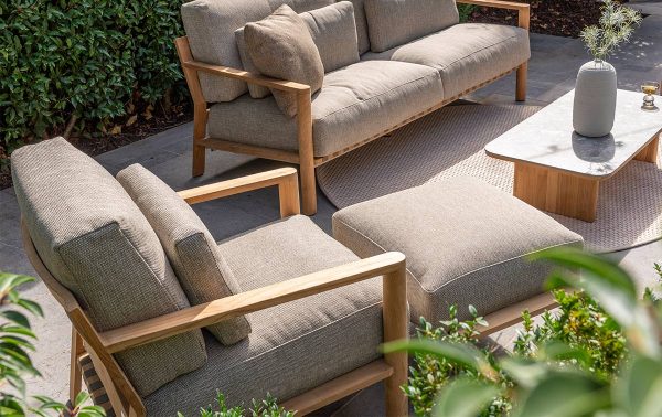 4 Seasons Outdoor Lucas stoel-bank loungeset | Volga beige in een zonnige tuin