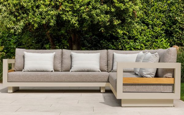 Life Outdoor Himalaya loungeset op een zonnig terras.