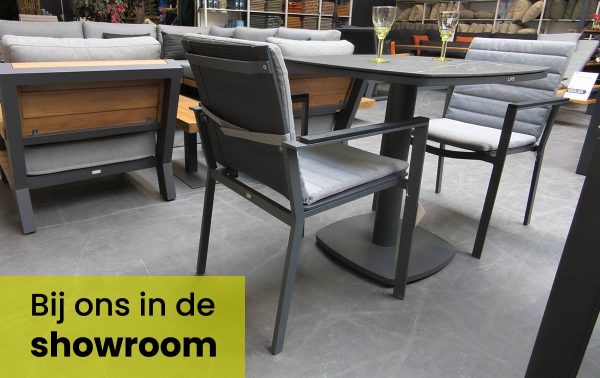 Life Outdoor Living Soho stapelstoel in de showroom