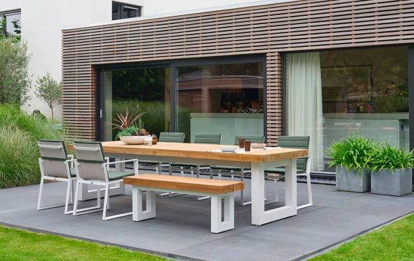 Tuintafel Nevada 320 cm beige op een terras
