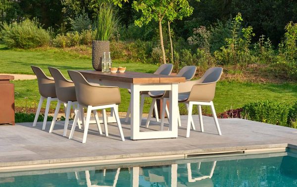 Tuintafel Nevada 320 cm beige met kuipstoelen op een terras