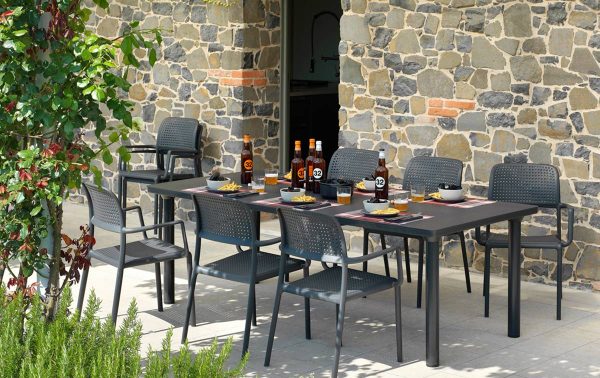 Nardi tuinset op een terras