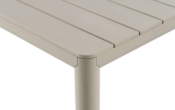 Detail van kunststof tuintafel