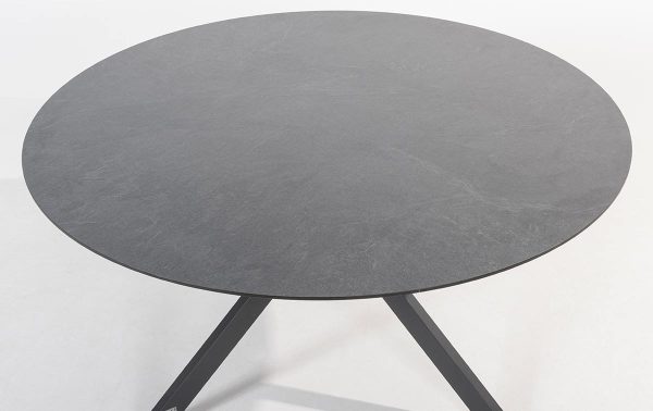 Teakhouten tuintafel met stoelen en planten op een terras in de tuin