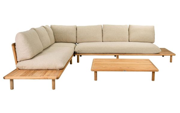 Teakhouten hoek loungeset met lichte kussens en bijpassende salontafel, vrijstaand