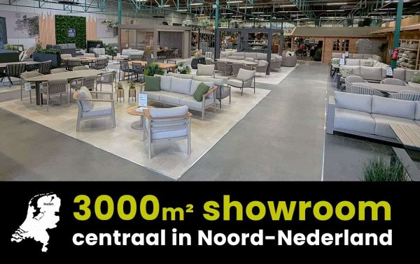 Breed assortiment tuinmeubelen in groot showroom.