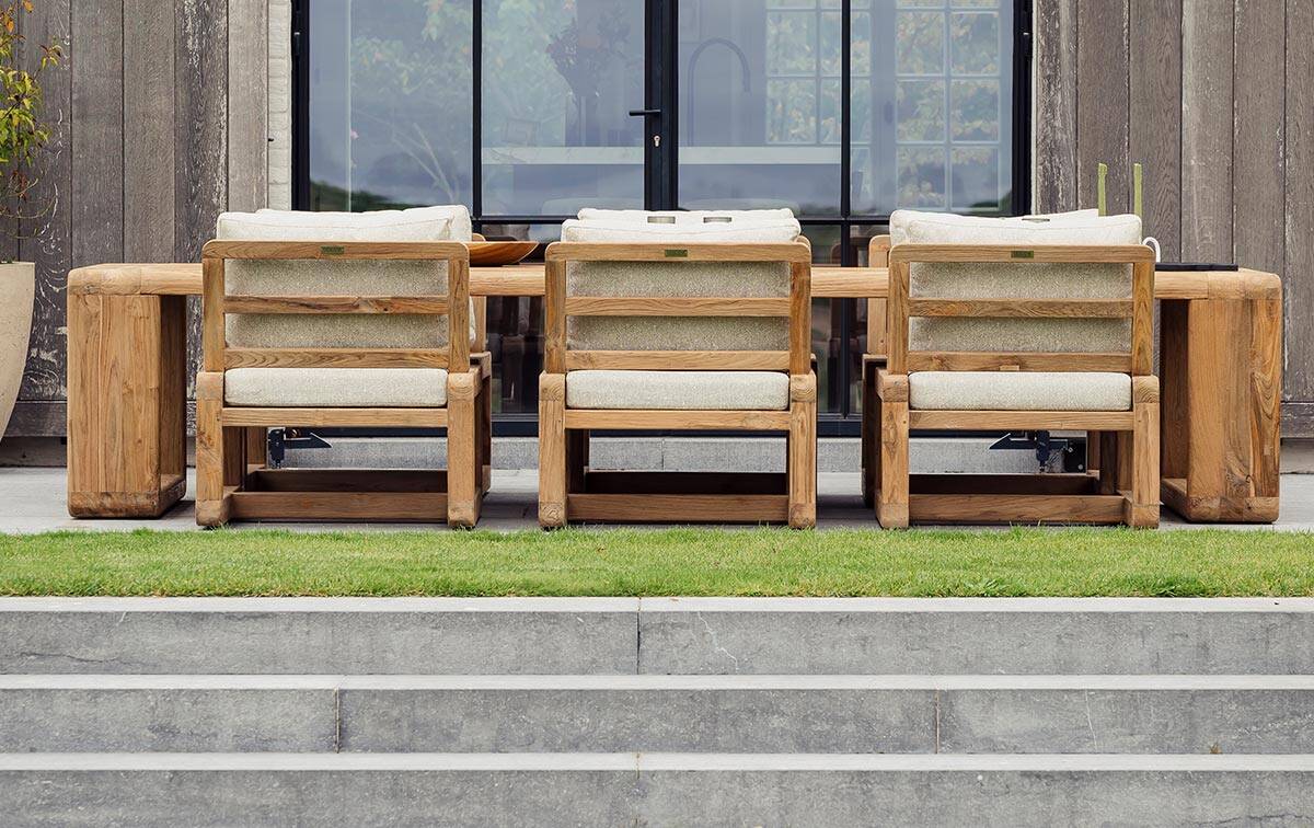 Gescova Susan low dinig set op een groot terras