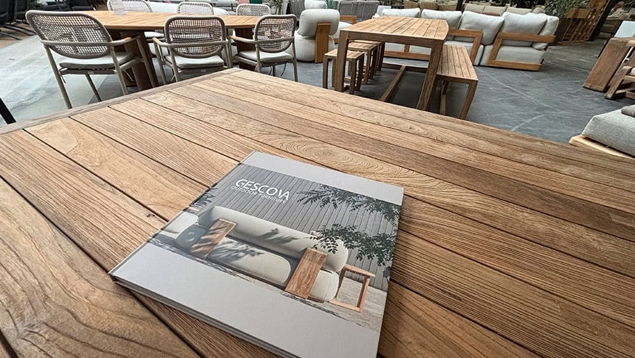 Detail van een Gescova tafel gemaakt van oud teakhout