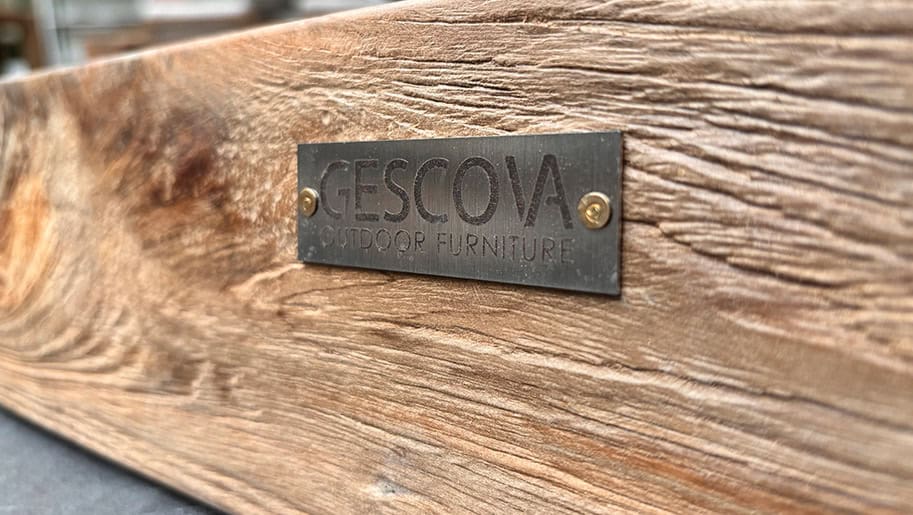 Gescova logo op een gerecycled teakhouten tafel