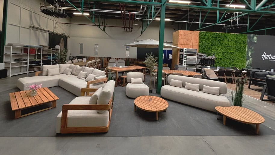 Overzicht van teakhouten tuinmeubelen in onze showroom in Roden