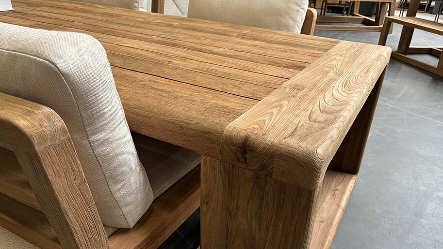 Detail van de Gescova Susan Teak diningtafel