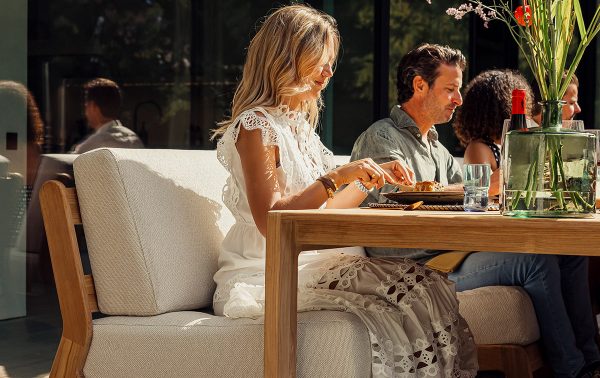 Mensen eten aan de Gescova Grace Low dining set in de zon