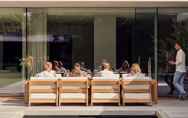 Groot gezelschap eet aan de Gescova Grace Low dining tuinset