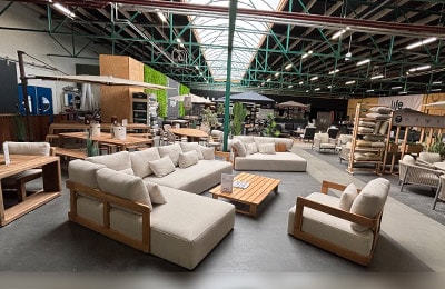 Medewerker met klant De Vries XL showroom