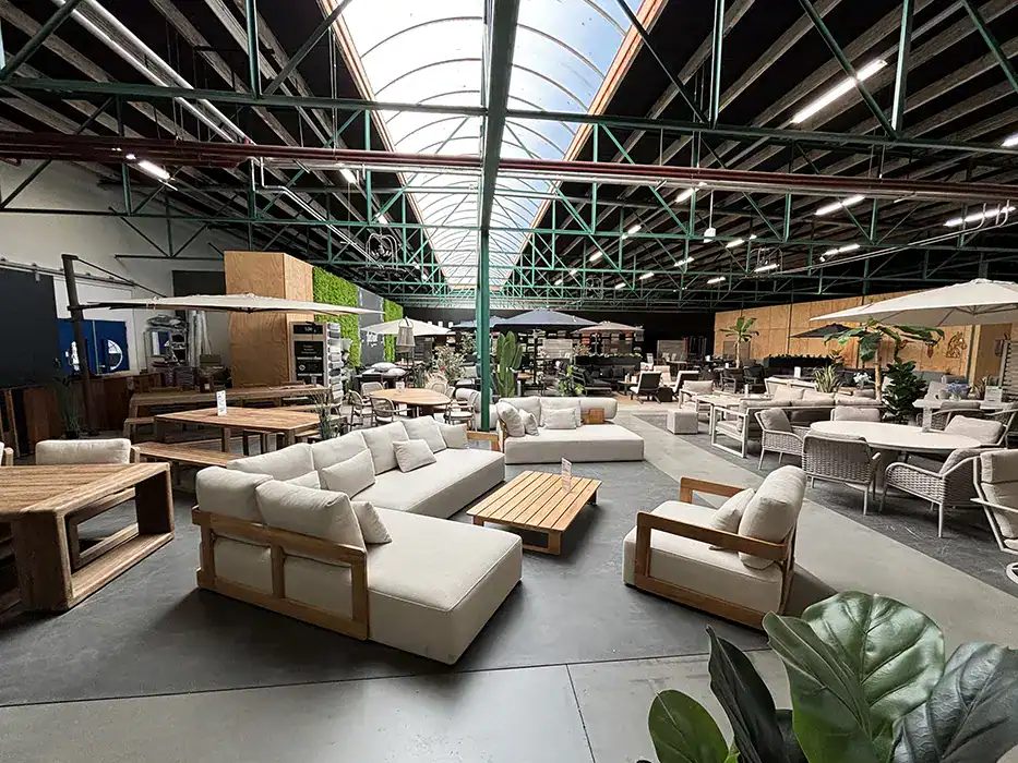 Loungesets opgesteld in de showroom van De Vries XL