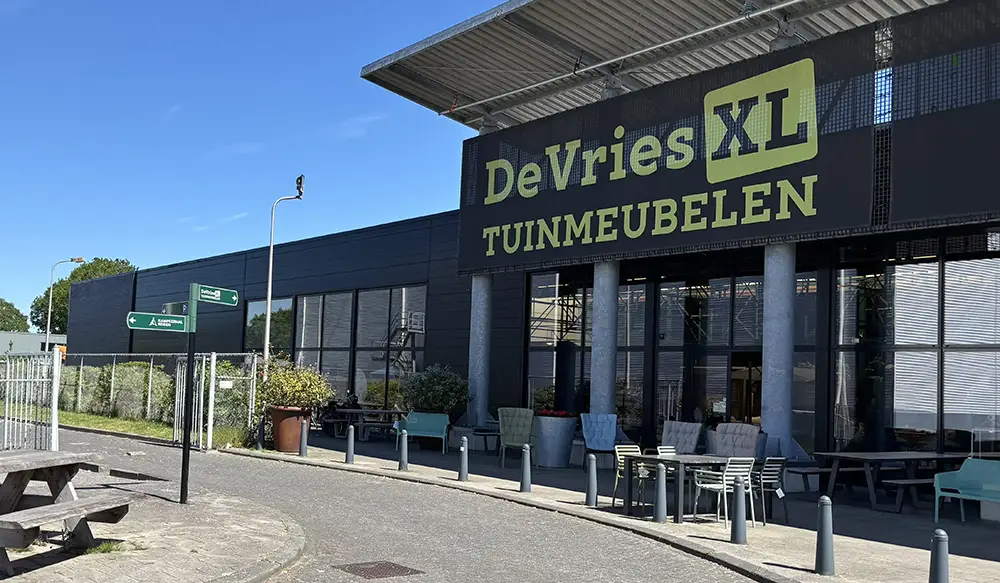Moderne loungeset op een stijlvol terras bij De Vries XL
