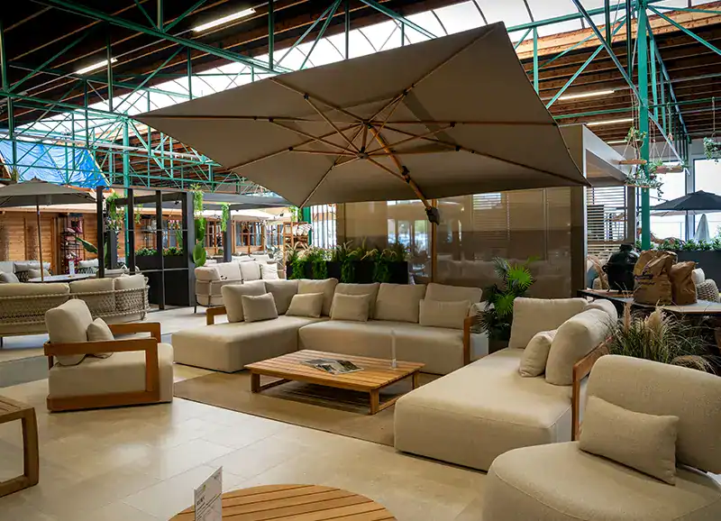 Overzicht van de tuinmeubelshowroom van De Vries XL