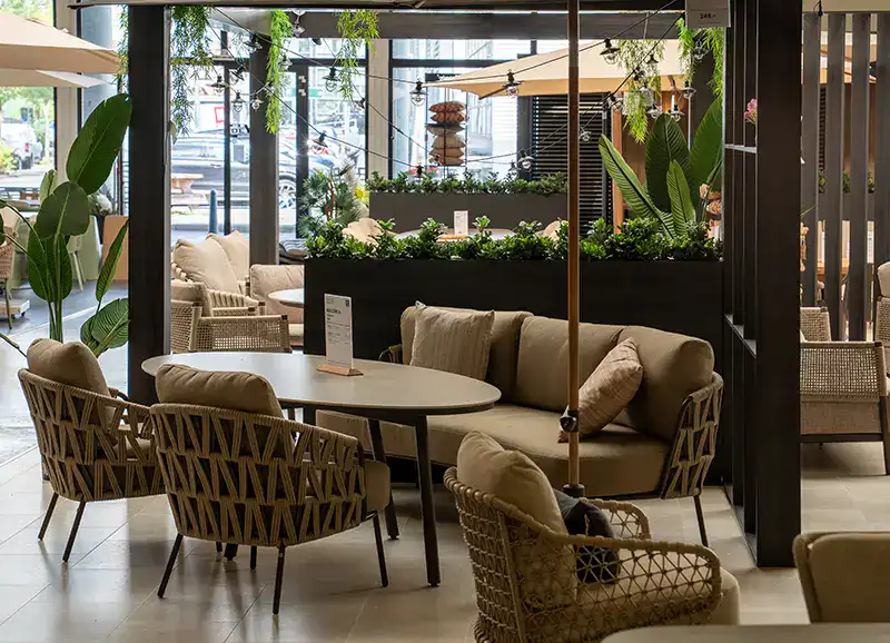 Tuinset opgesteld in de showroom van De Vries XL