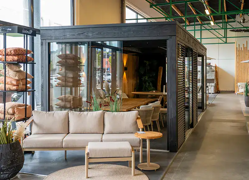 Loungeset opgesteld in de showroom van De Vries XL