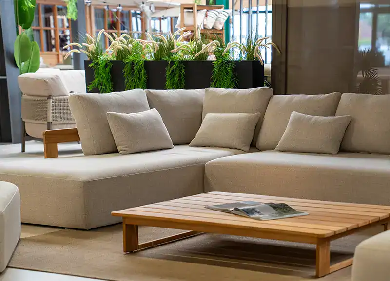 Sfeervolle opstelling in de showroom van De Vries XL
