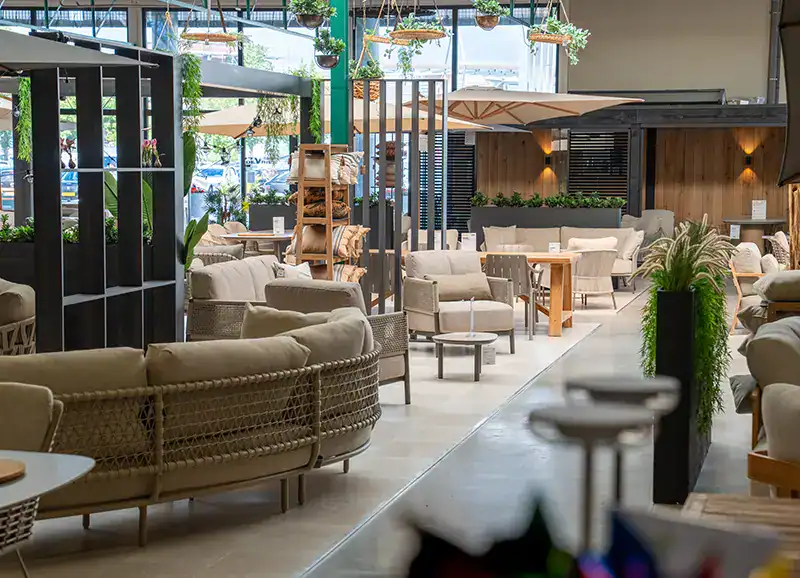 Tuinmeubelopstelling in de showroom van De Vries XL